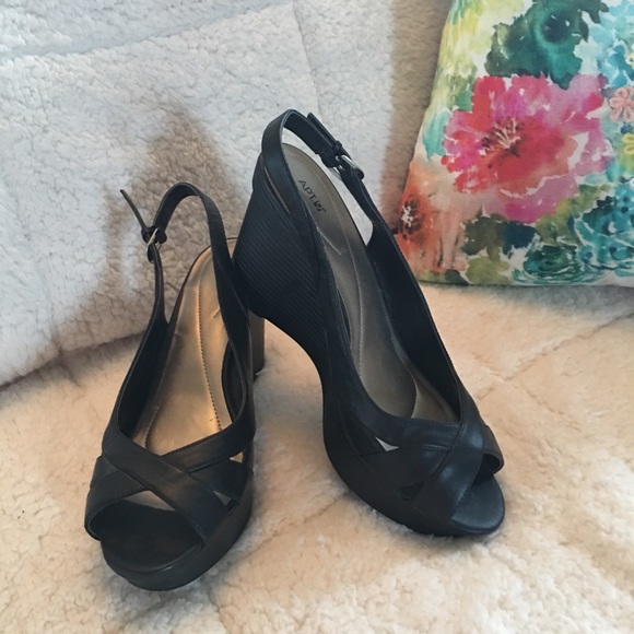 apt 9 black wedges